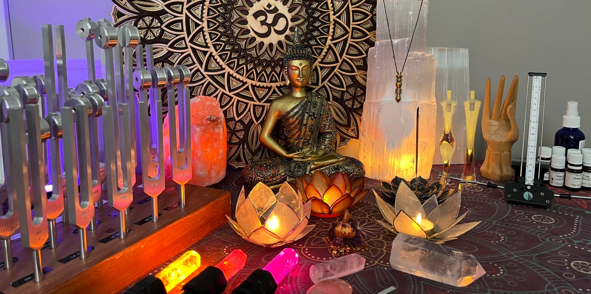 Bouddha entouré de cristaux et de lotus lumineux