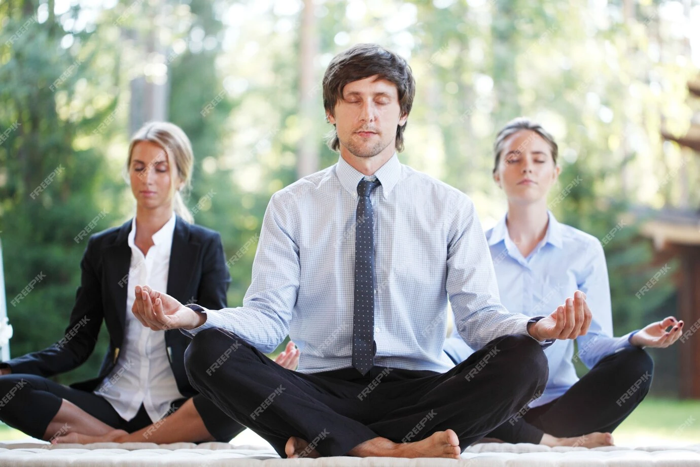 Séance de yoga en groupe dans un parc