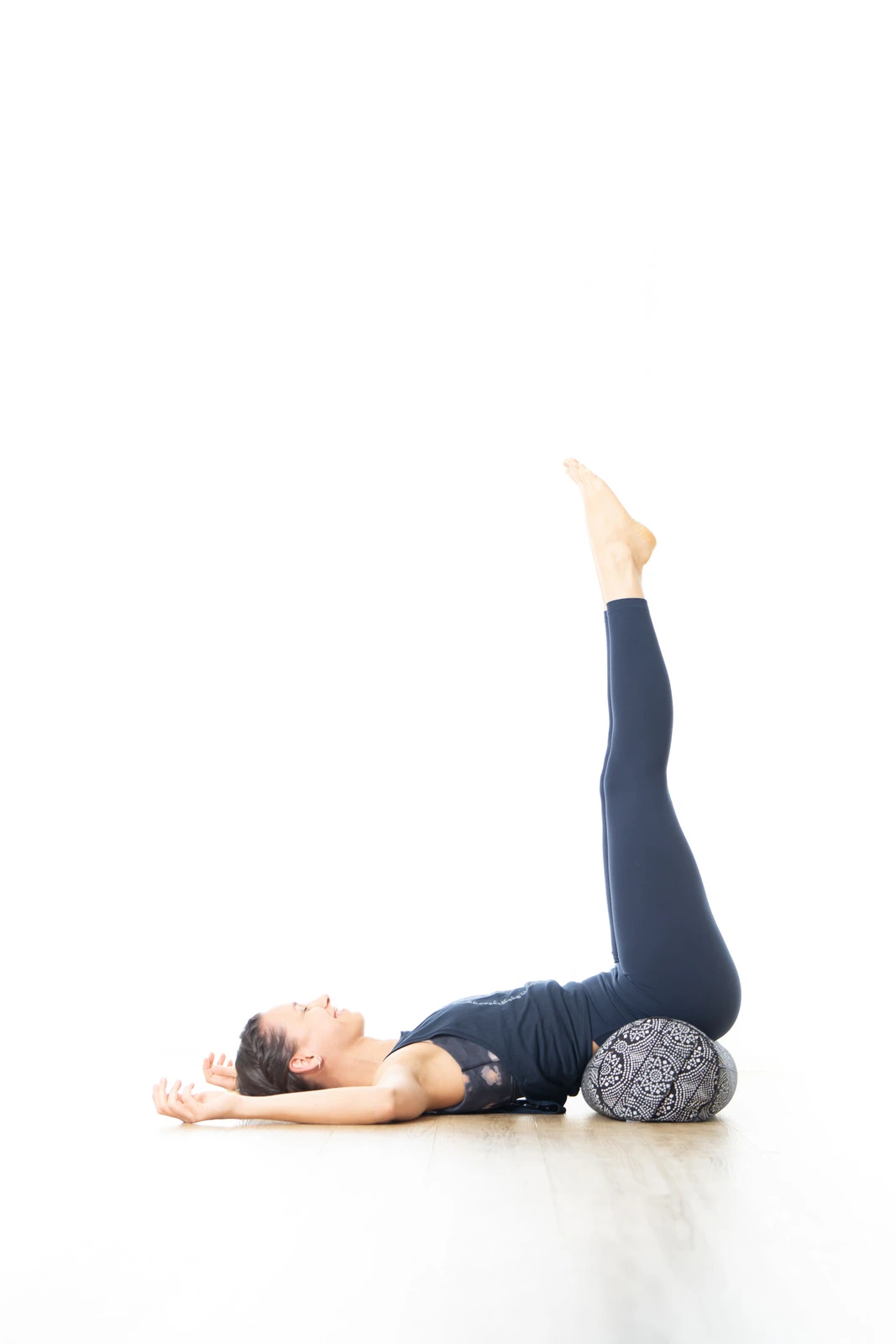 Posture de yoga restauratif au sol